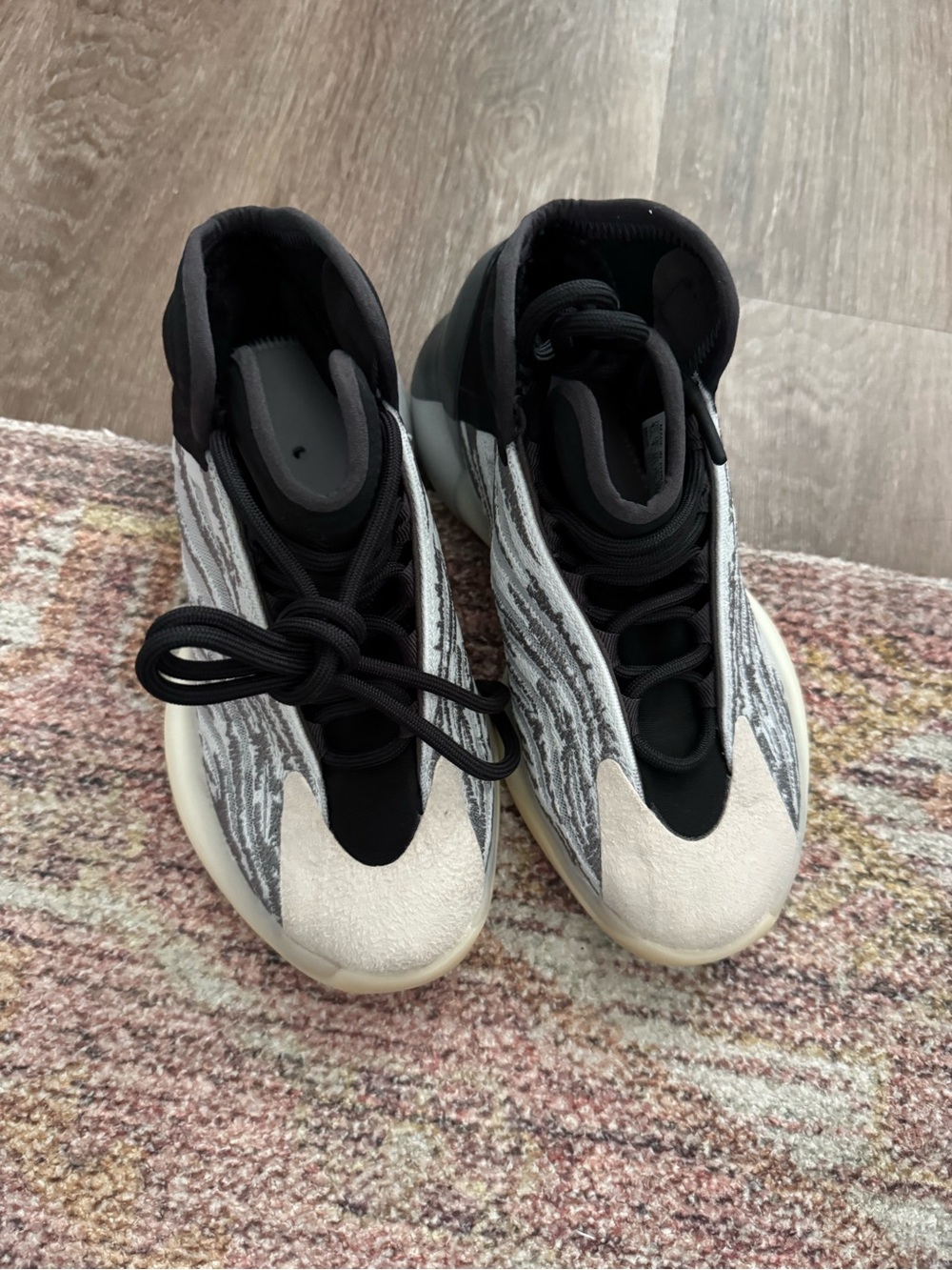 adidas Yeezy size 4.5 - Picture 2 of 4